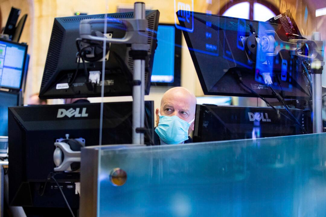 Stocks Rise on Wall Street, Extending Their Weekly Gains