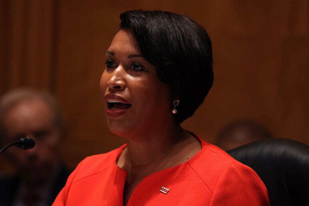 Washington Mayor Drops Vaccine Mandate, Keeps School Masking Requirements