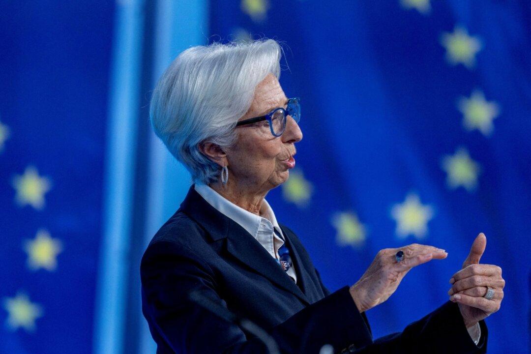 ECB Survey Sees Inflation Back Under Target Next Year