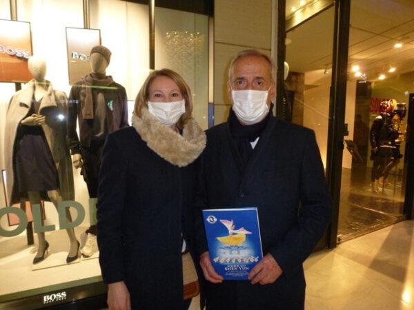 Courbevoie Mayor Jacques Kossowski and his wife at the Shen Yun performance on Sunday, Jan. 15, 2022, at the Palais des Congrès in Paris. (Yifan/The Epoch Times)