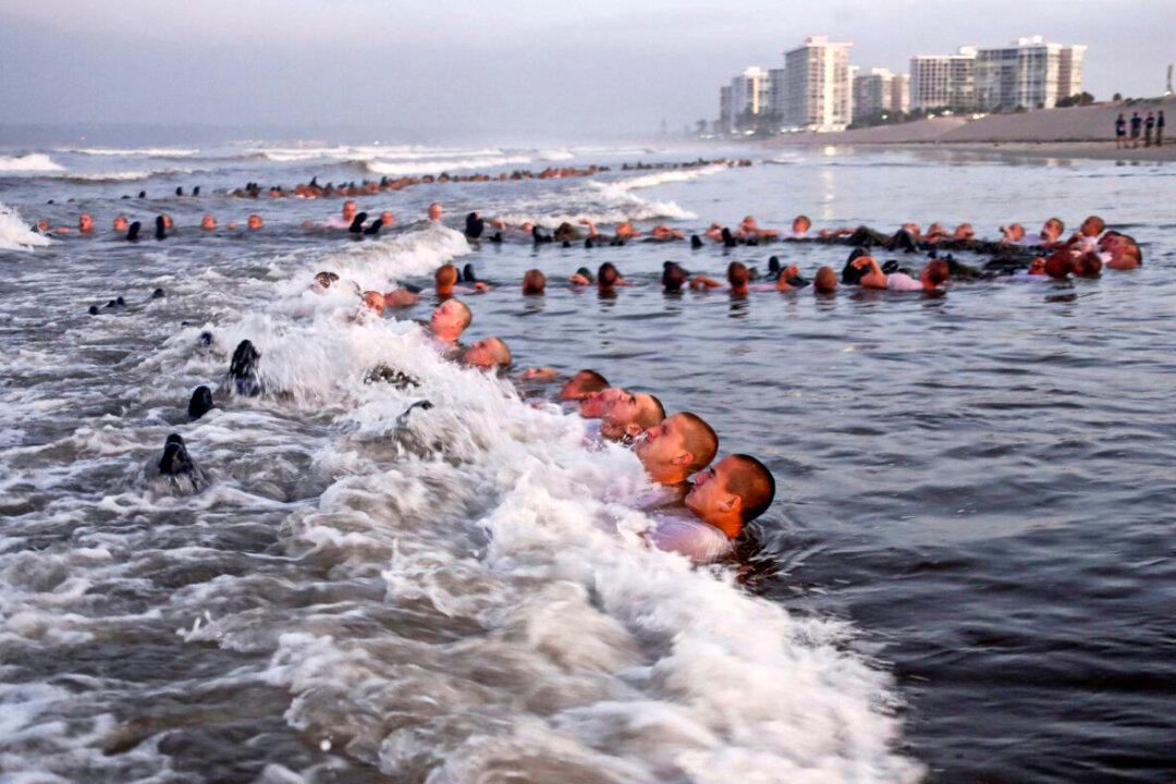 Navy SEAL Candidate Dies, 2nd Hospitalized After ‘Hell Week’