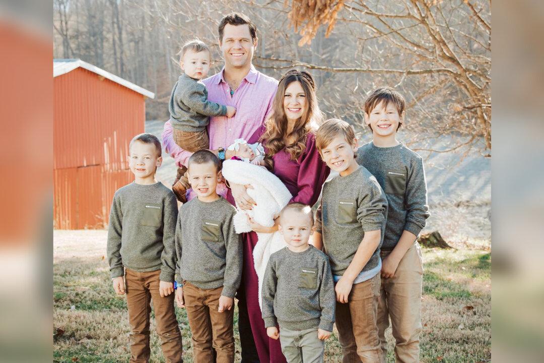 Homeschool Mom is ‘Shocked’ to Discover She Gave Birth to a Baby Girl After 6 Boys (Video)