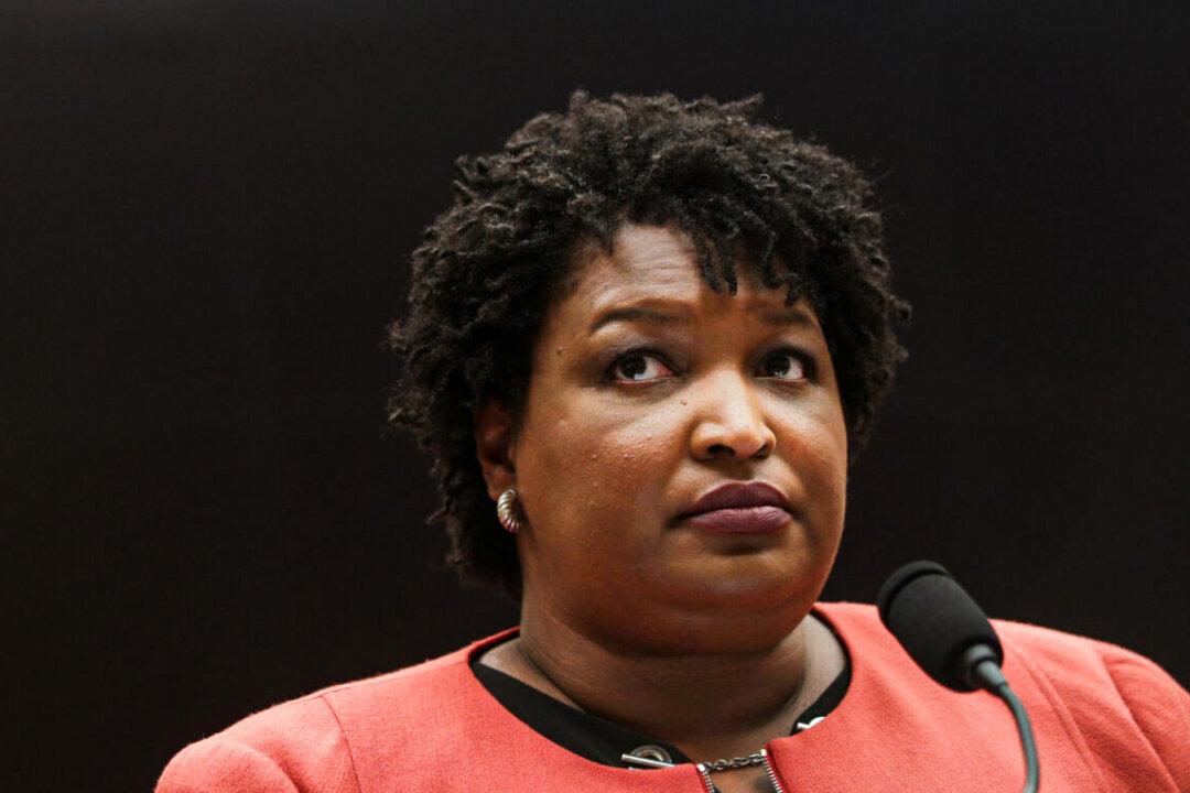 Stacey Abrams’s Campaign Responds After Gubernatorial Candidate Poses Maskless With Masked Children