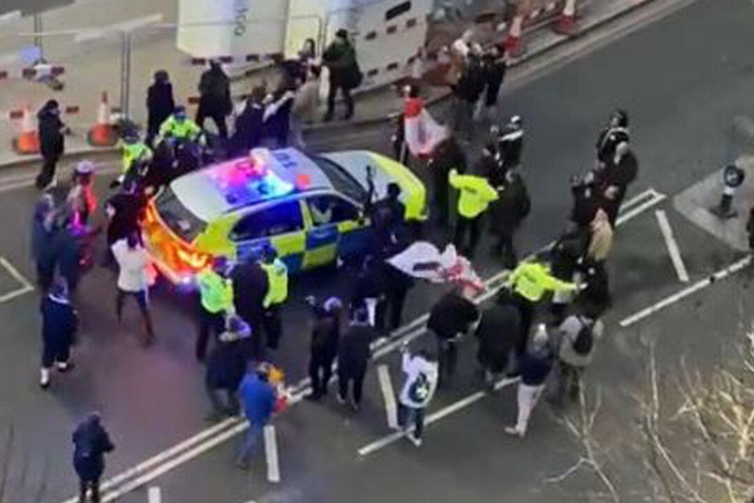 Johnson Resists Pressure to Apologise After Starmer Confronted by Protesters