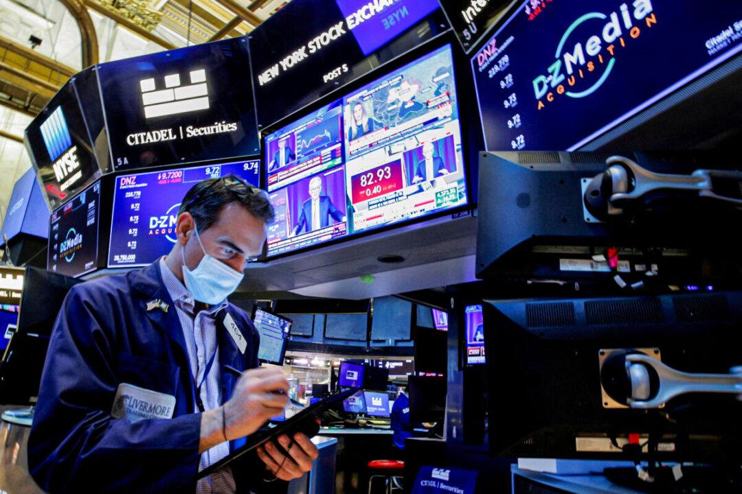 S&P 500, Nasdaq Down After Mixed Results; Meta Weighs