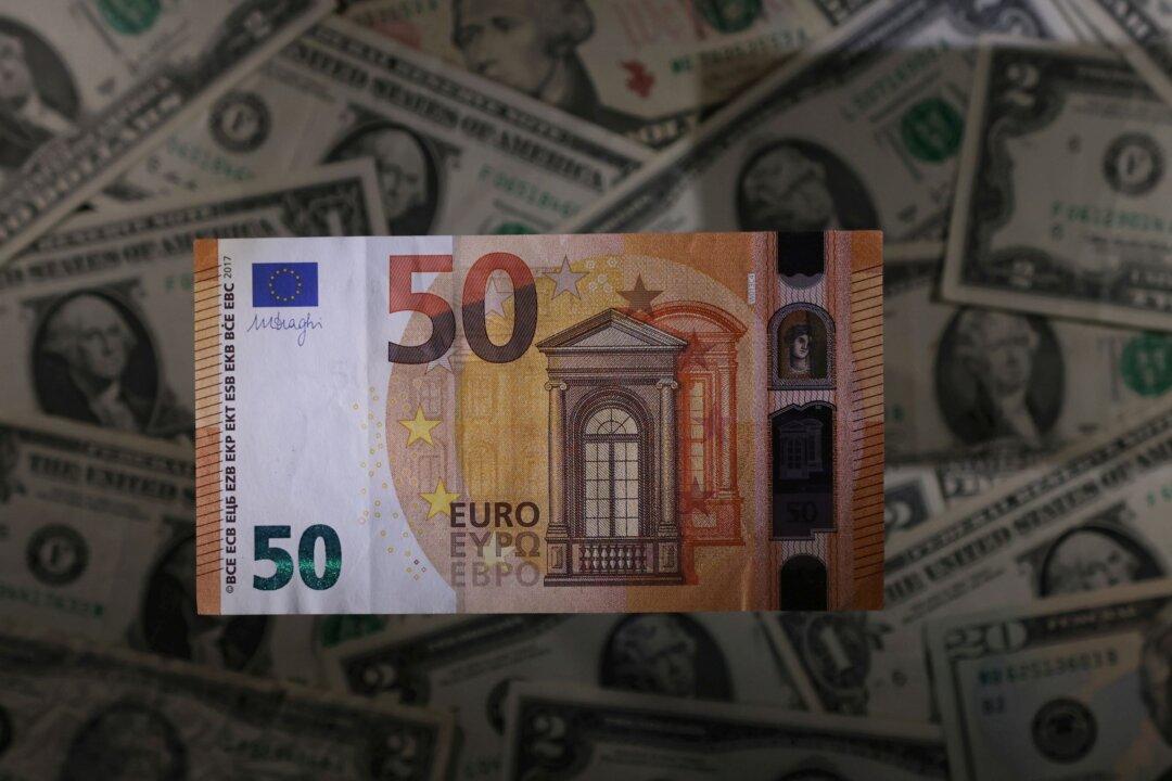 Euro Turns Negative as ECB Confirms Plans to End Bonds Buys