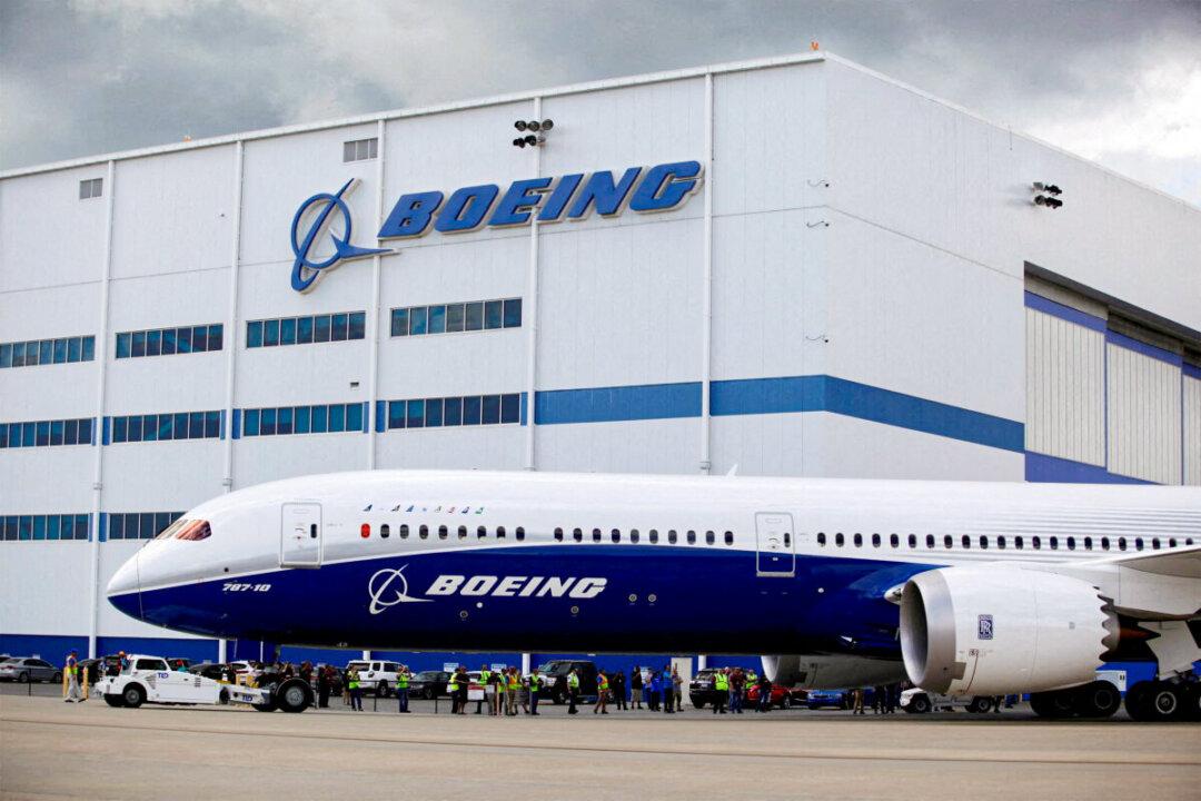Boeing Deliveries Slip to 3-Month Low as Dreamliner Problems Weigh