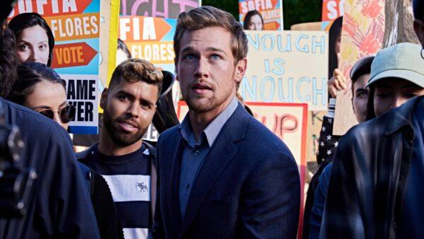 Taylor John Smith (foreground) in "Blacklight" (2022). (Briarcliff Entertainment)