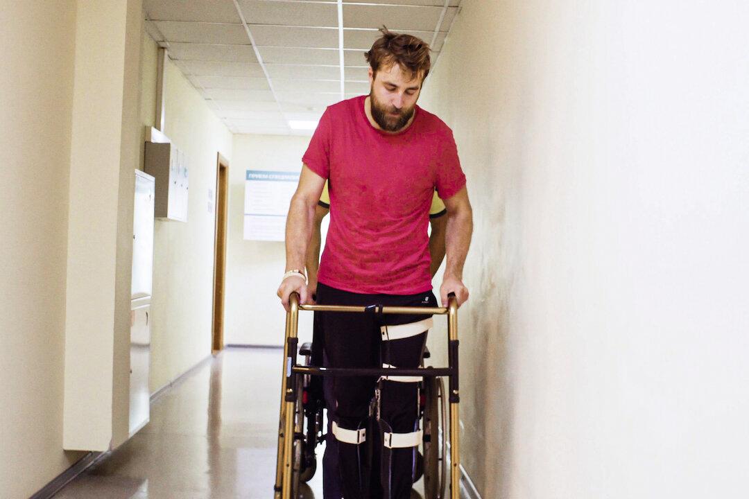 Paralyzed Man Walks Again With Innovative Spinal Implant That Mimics the Brain