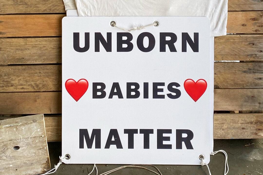 Pregnant Woman Rejects Abortion After 71-Year-Old Man’s Pro-Life Sign Convinces Her