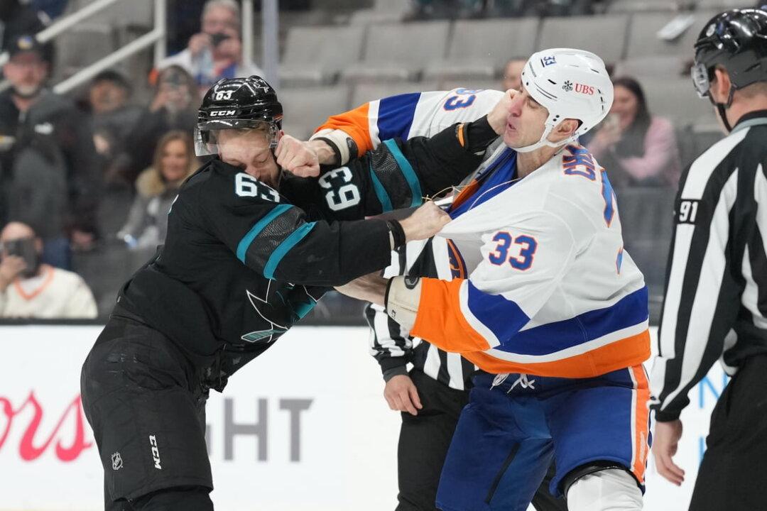 NHL Roundup: Islanders Fall on Zdeno Chara’s Record Night