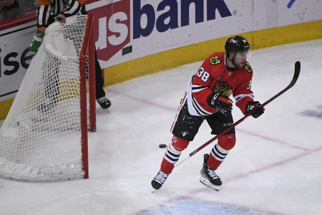 NHL Roundup: Blackhawks Get 2 Hat Tricks in Victory