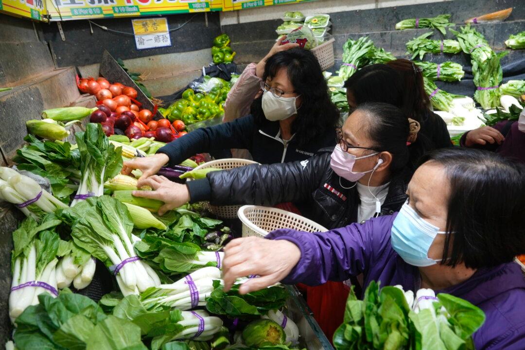 Hongkongers Rush for Haircuts, Produce Ahead of New Curbs