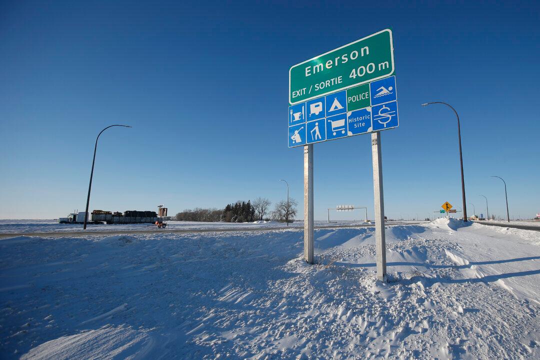 Canadian Convoy Protesters Block US Border Crossing in Manitoba