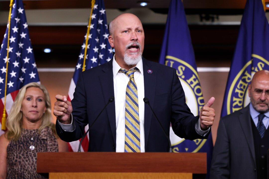 Rep. Roy Introduces Bill to Reinstate Troops Discharged for Refusing COVID-19 Vaccine