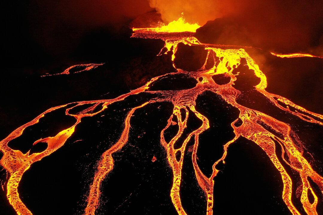 Photographer Captures Icelandic Volcano Erupting for the First Time in 800 Years