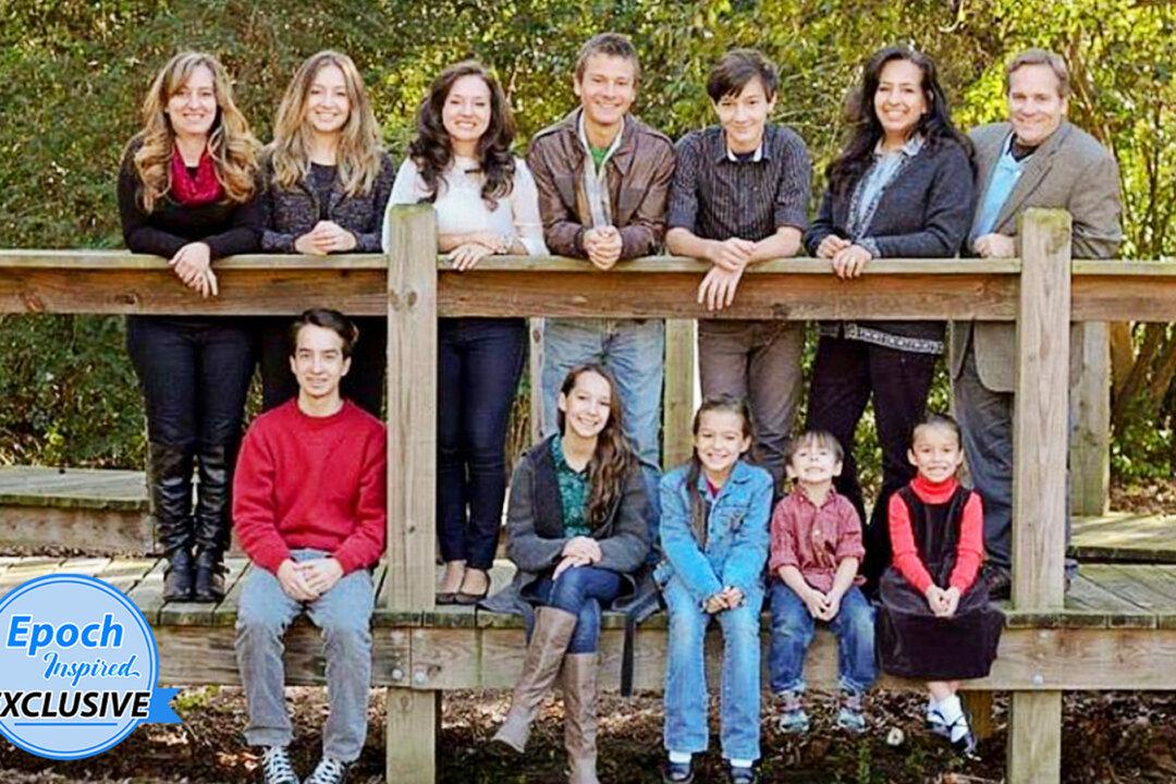 ‘Brainy Bunch’: Parents Homeschool Their 10 Kids With All of Them Graduating High School at 12