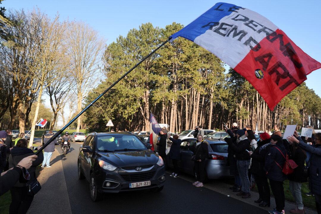 French ‘Freedom Convoys’ Approach Paris