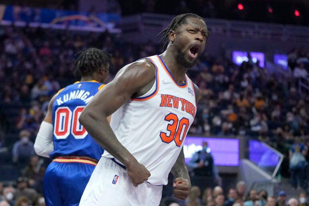 Randle, Knicks Earn First Win of Trip, Hold Off Warriors