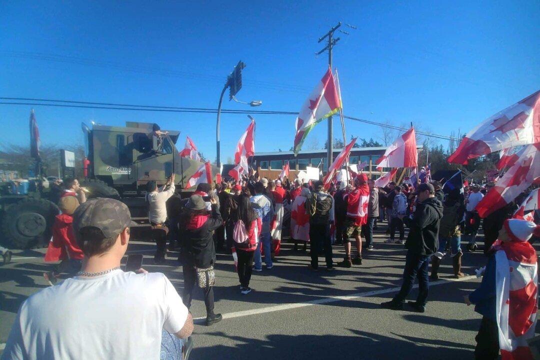 Protesting Vehicles Break Through Police Roadblock at Border Connecting BC and Washington State, Block Access