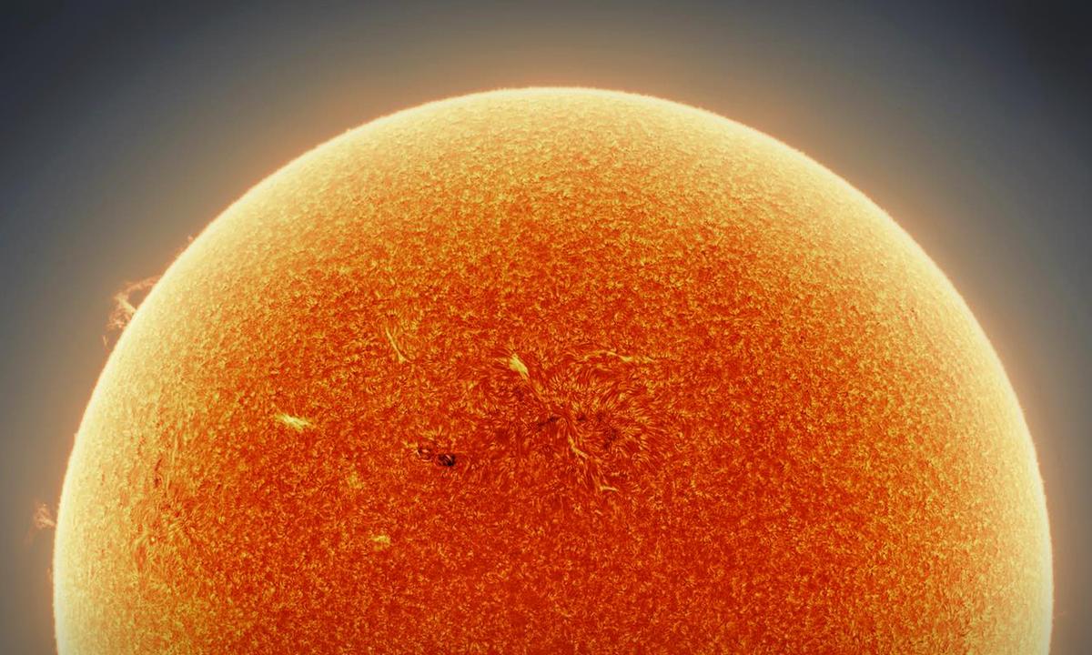Astrophotographer Snaps Hi-Resolution Solar ‘Mosaic’ Using Over 300,000 Shots From Telescope in His Backyard