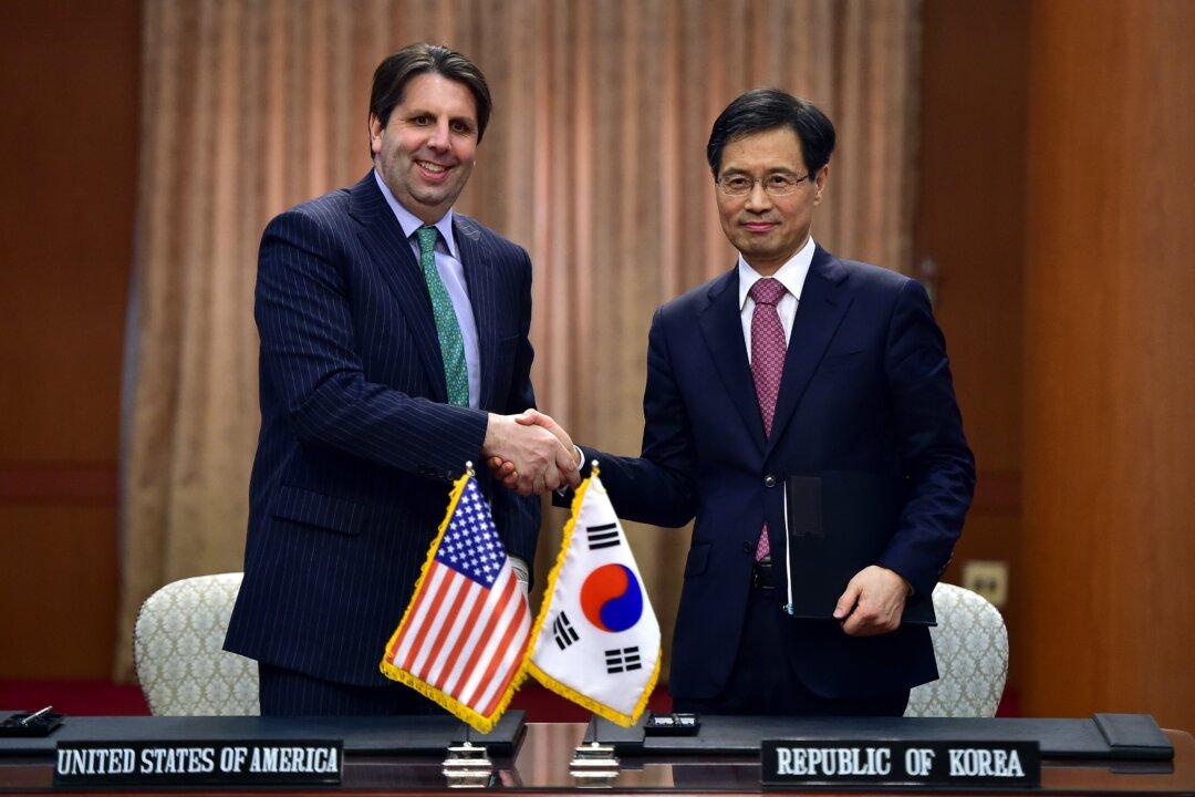 Samsung to Hire Former US Ambassador as PR Chief for North America