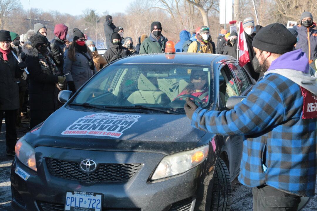 Ottawa Counterprotesters Trap Pro-Trucker Protest Vehicles on Way to Demonstration