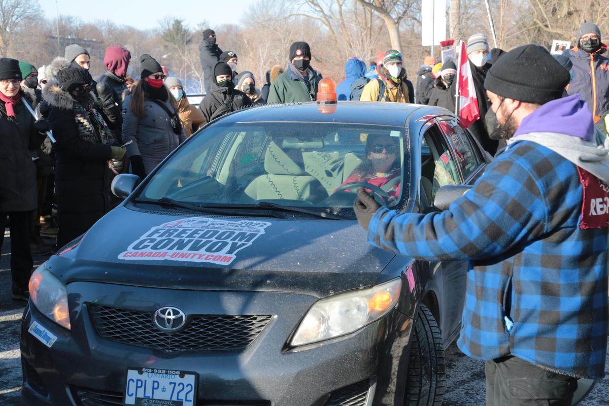 Ottawa Counterprotesters Trap Pro-Trucker Protest Vehicles on Way to Demonstration