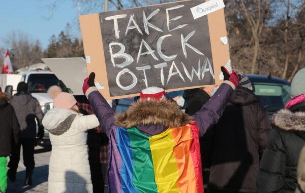 Local residents vented their anger as the truckers' blockade that entered its third week on Feb. 13, 2022. (Richard Moore/The Epoch Times)