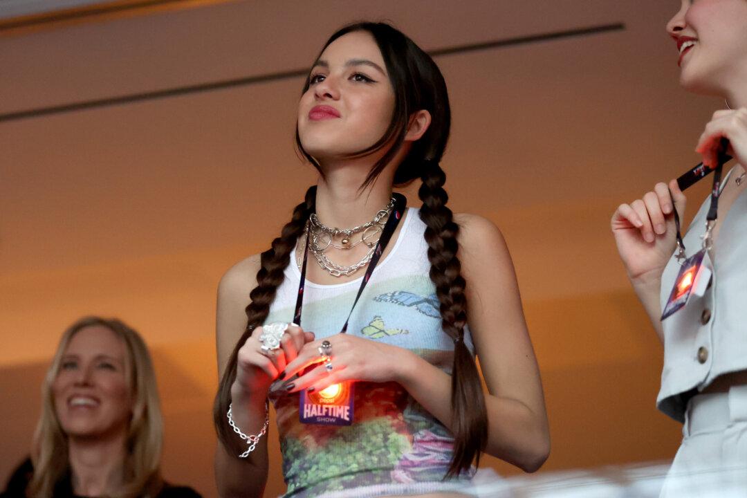 Celebrities, Officials Flout Masking Rules at Super Bowl