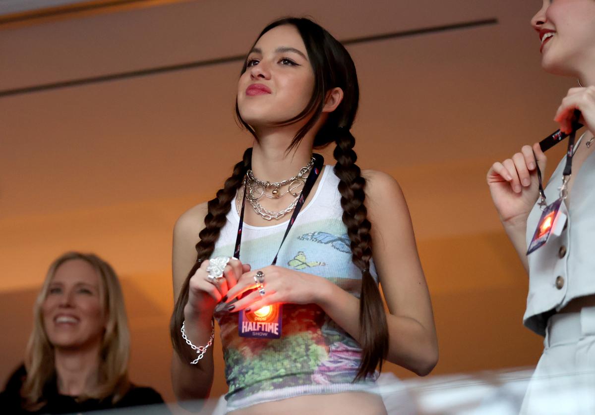 Celebrities, Officials Flout Masking Rules at Super Bowl