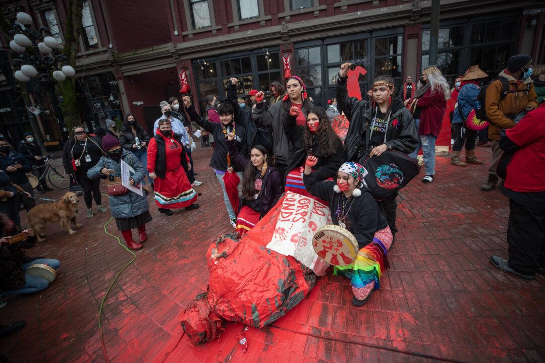 No Arrests Made After ‘Gassy Jack’ Statue in Vancouver Toppled, Vandalized