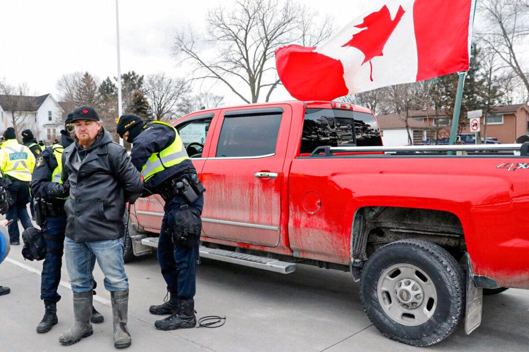 Police Make Arrests to Clear Protest Blockade at Major Canada–US Border Crossing