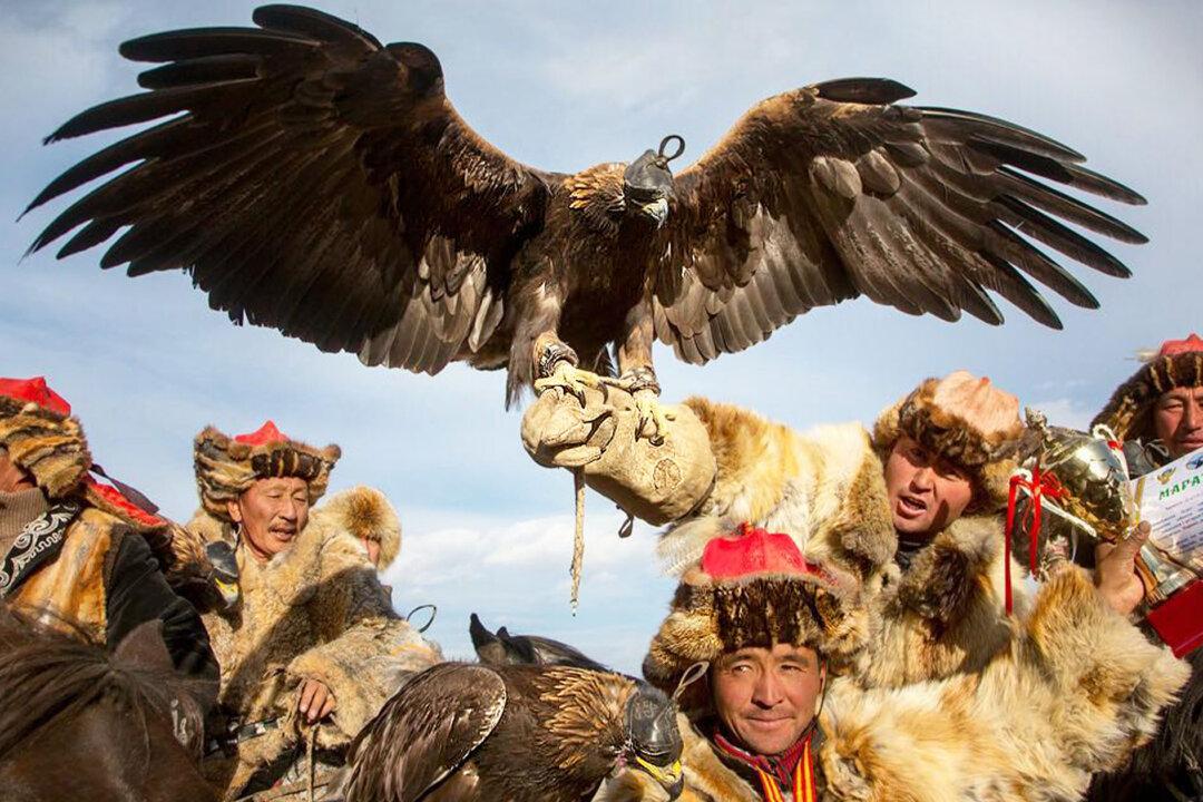 Dutch Traveler Captures Kazakh Eagle Hunters in Breathtaking Portraits: ‘The Eagle Is Part of the Family’