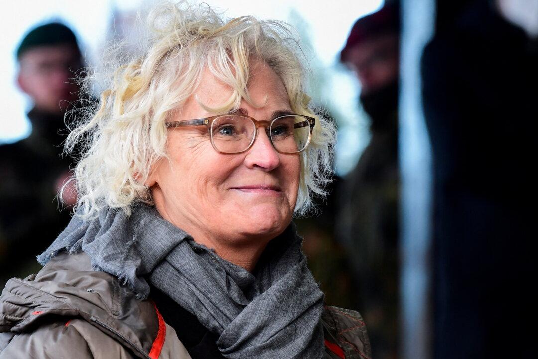 German Defense Minister Sees No Sign of Russian Withdrawal, ‘Just Words’