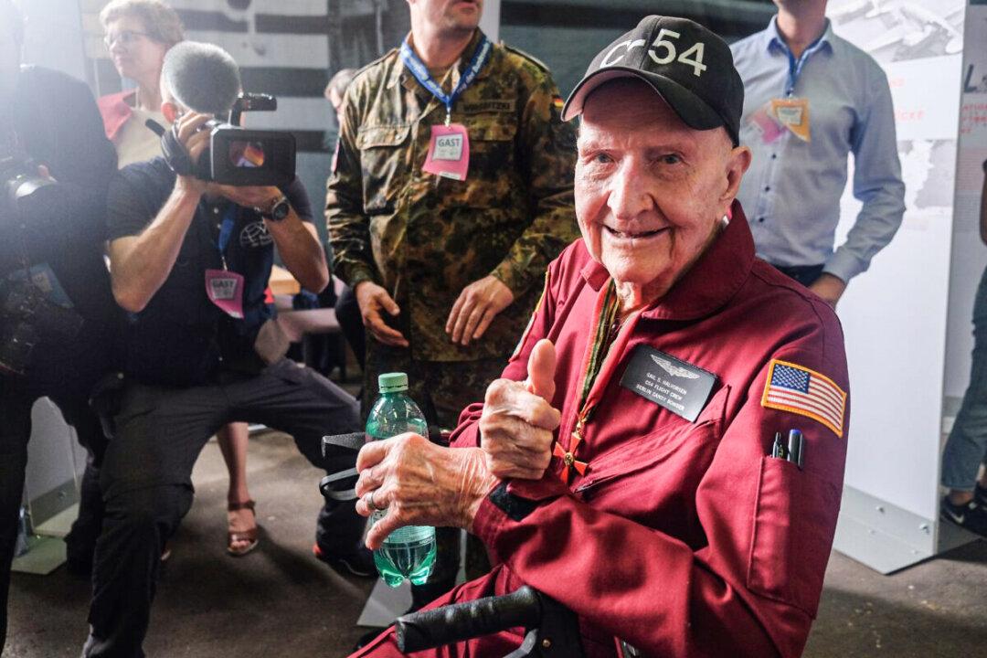 ‘Candy Bomber’ Who Dropped Sweets Amid Berlin Airlift Dies