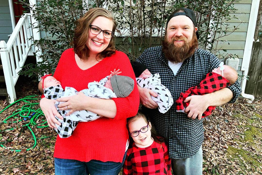 ‘Shock of a Lifetime’: Mom Gives Birth to Natural Quadruplets With 1 in 700,000 Odds