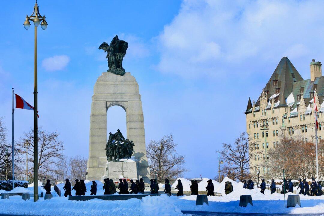 Police Say Woman Who Stood on Tomb of Unknown Soldier Not Associated With Convoy Truckers, Won’t be Charged