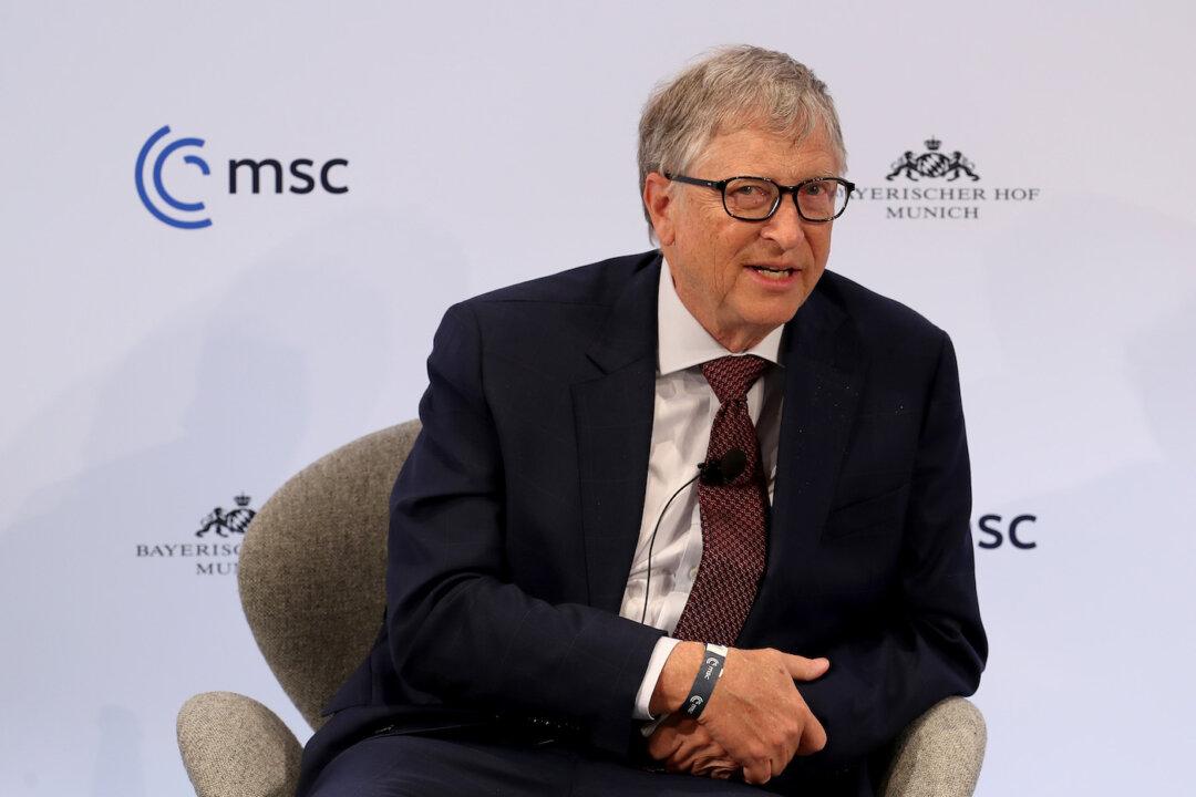 Omicron Is ‘Type of Vaccine’ That Gives Cellular Immunity, Spreads Faster Than Vaccines: Bill Gates