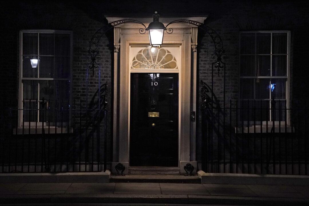 5 Downing Street Aides Resign Within 24 Hours