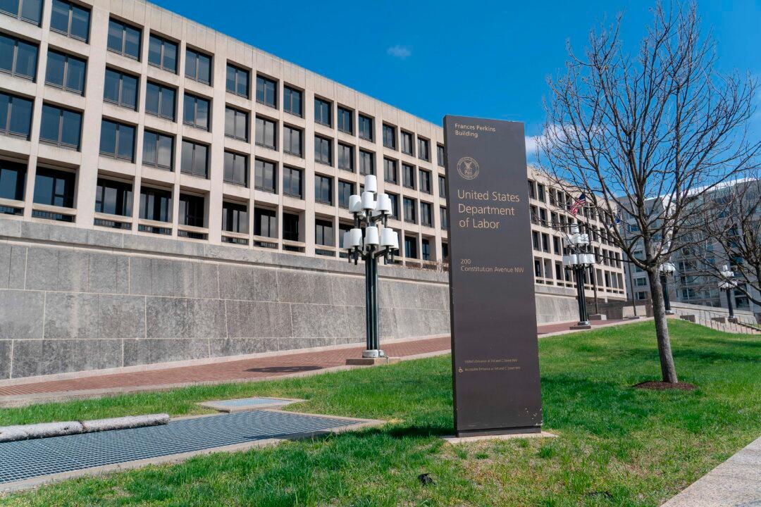 Unemployment Claims Rise More Than Expected as US Sinks into Recession