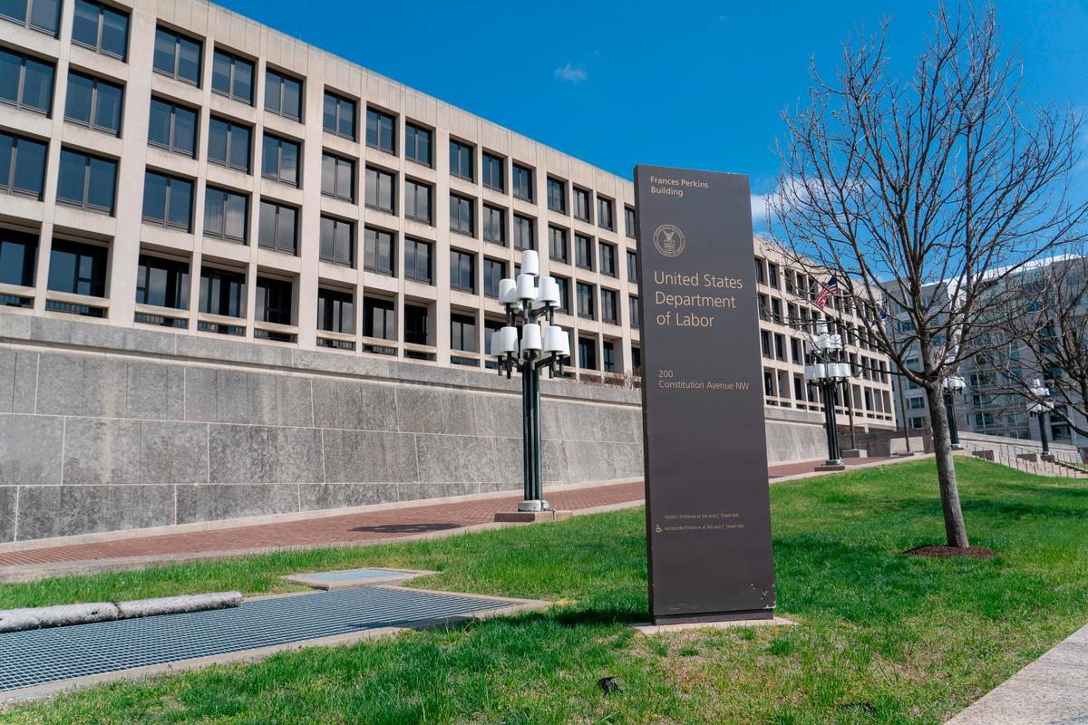 Jobless Claims Fall Amidst Tight Labor Market: Labor Department