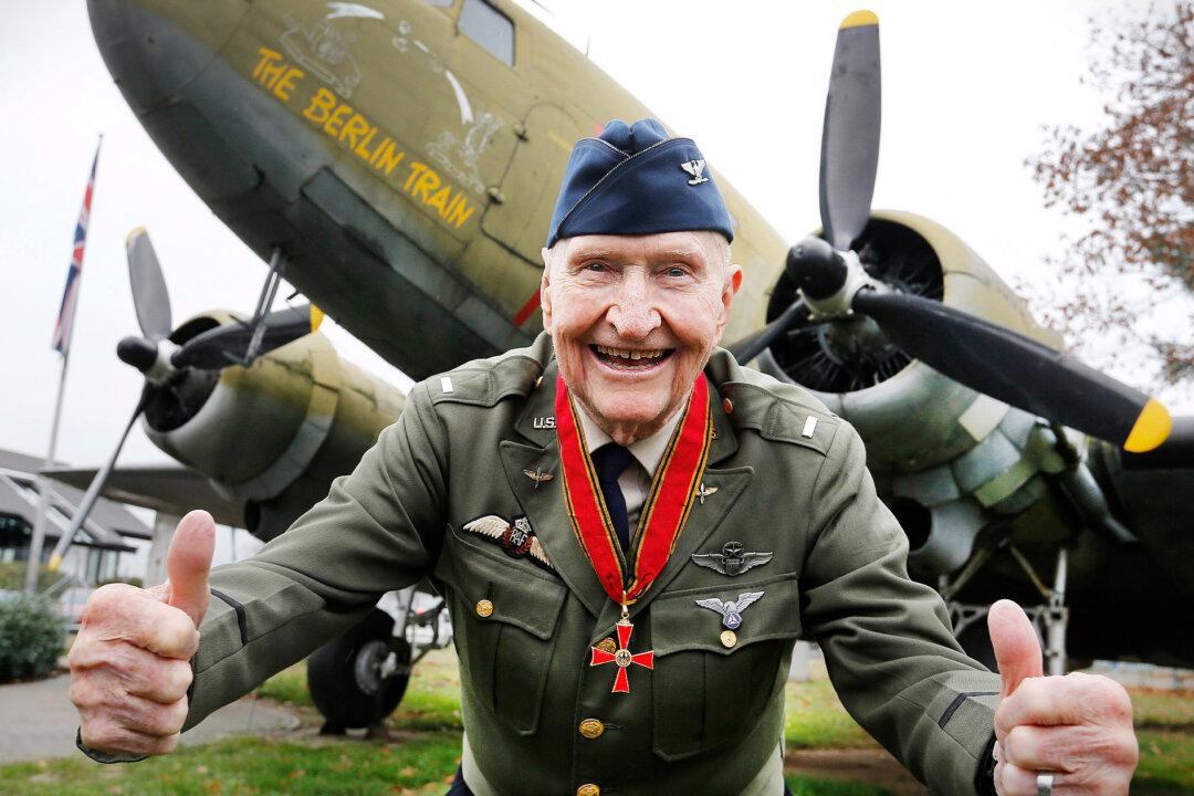 American ‘Candy Bomber’ Who Dropped Sweets Over Former Soviet East Berlin for Kids Dies at 101