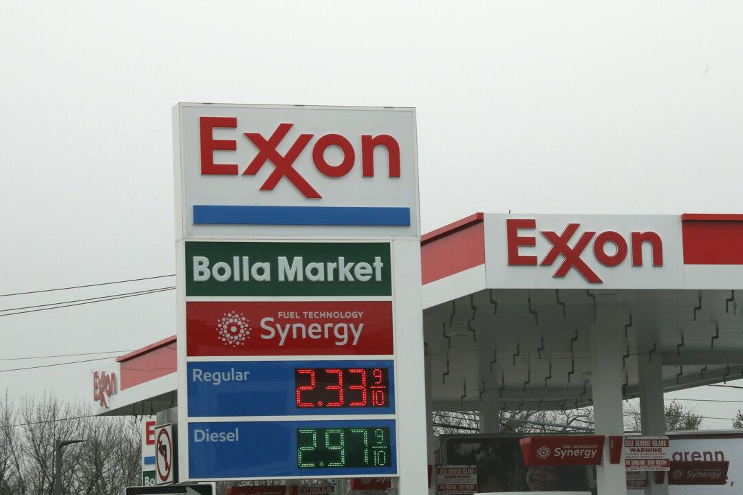 Exxon Mobil Outperforming Apple? How Energy Sector Volatility Is a Two-Way Street