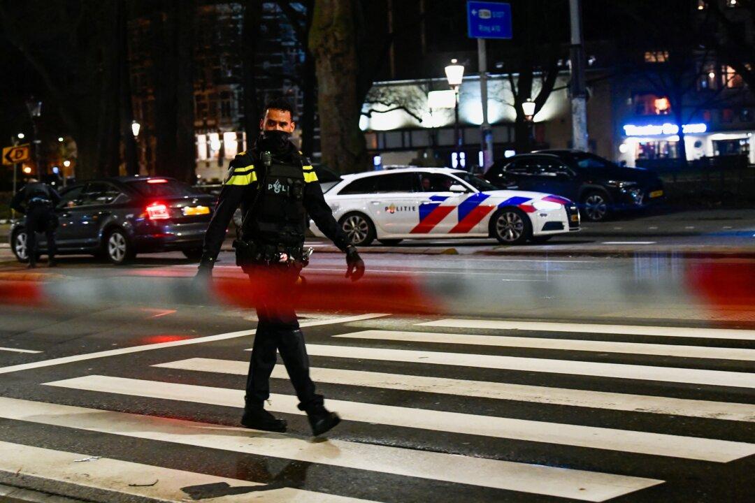 Hostage Taker in Amsterdam Apple Store Dies of His Injuries