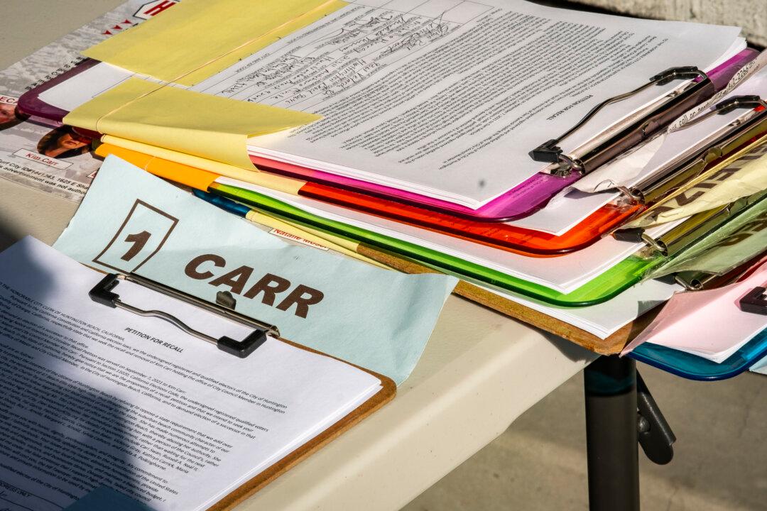 Huntington Beach Recall Organizers Turn in Signatures for 3 Councilors