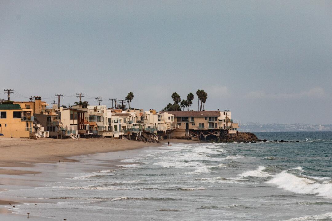 Hairstylist Who Defrauded Malibu Eye Doctor Sentenced to Prison