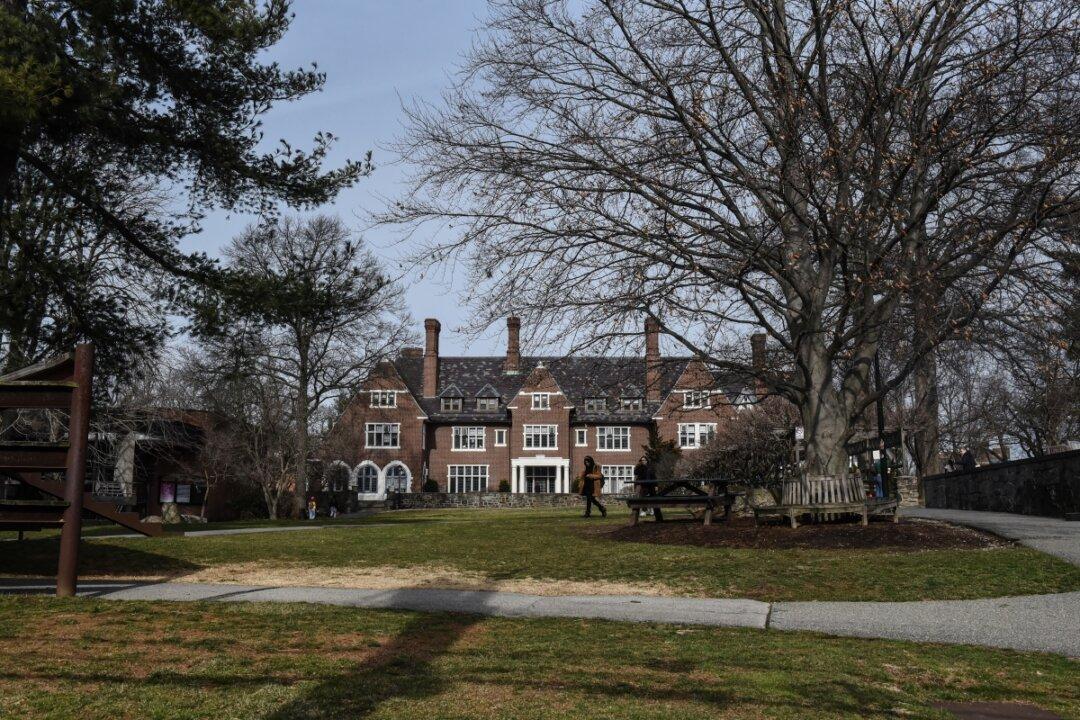 Sarah Lawrence Sex Cult Case Modeled on R. Kelly Sex Trafficking Prosecution