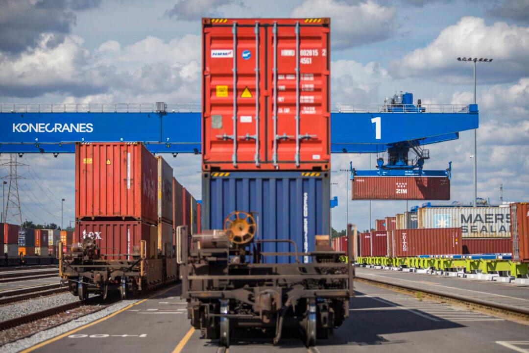 US Senate Passes Bipartisan Shipping Bill to Ease Supply Chain Backlog