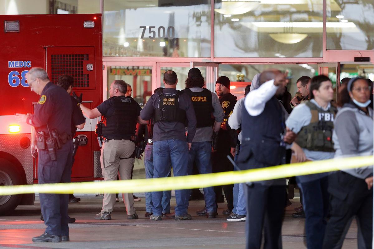 Man Fatally Shoots Texas Officer Working Security at Mall